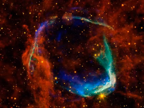 Năm 1181, nhiều tài liệu của Trung Quốc và Nhật Bản đã mô tả một luồng sáng mới trên bầu trời Trái Đất, trông rực rỡ như Sao Thổ.