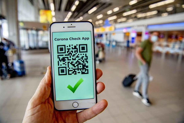 Về chức năng, hộ chiếu vắc xin phục vụ cho việc đi lại xuyên biên giới, do đó cần có sự công nhận cả ở điểm đi và điểm đến; còn thẻ xanh COVID-19 có thể được triển khai trong một quốc gia để hướng tới các hoạt động kinh tế - xã hội nội địa.