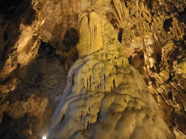 Chính vì quá trình hình thành tốn rất nhiều thời gian và nhiều hình thù kỳ diệu, vẻ đẹp của các thạch nhũ trong hang động là một kiệt tác của thiên nhiên ban tặng.