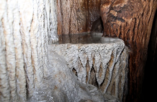 Tuy nhiên, do đây là báu vật do thiên nhiên ban tặng vô cùng quý giá và phục hồi rất khó khăn nên việc đập vỡ sẽ khiến cho phần kết tinh của nó bị phá hỏng.