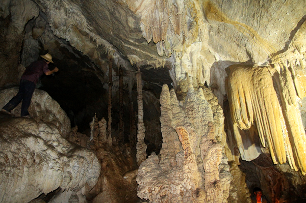 Sự hình thành thạch nhũ trong các hang động đá vôi là một kiệt tác được tạo thành từ đá và nước. Thời gian hình thành phải trải qua một thời gian rất dài, hàng trăm triệu năm.