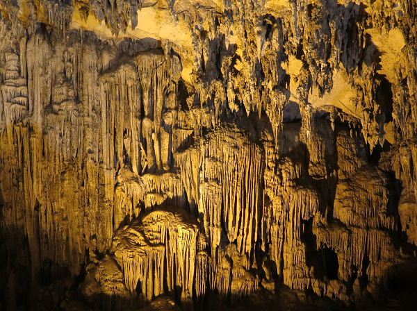 Giọt nước từ trần và vú đá rơi xuống vẫn còn chứa canxi cacbonat nên ở chỗ rơi xuống có sự kết tủa canxi và hình thành măng đá.