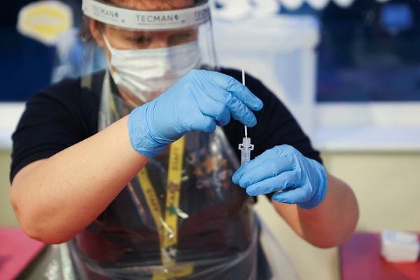 Tiến sĩ Griffin cho biết, để ngăn chặn sự đột biến của virus thì cách tốt nhất là hạn chế sự lây lan của chúng trong cộng đồng.