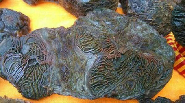 Bên cạnh đó, loại đá mã não này còn được xem như một biểu tượng của hy vọng và tình yêu chân thành. Ngoài ra, những người phụ nữ đeo loại đá tinh xảo này trên người sẽ tạo được phong thái tự tin, khí chất hiền từ và có được vận mệnh hợp với phong thủy trong cuộc đời.