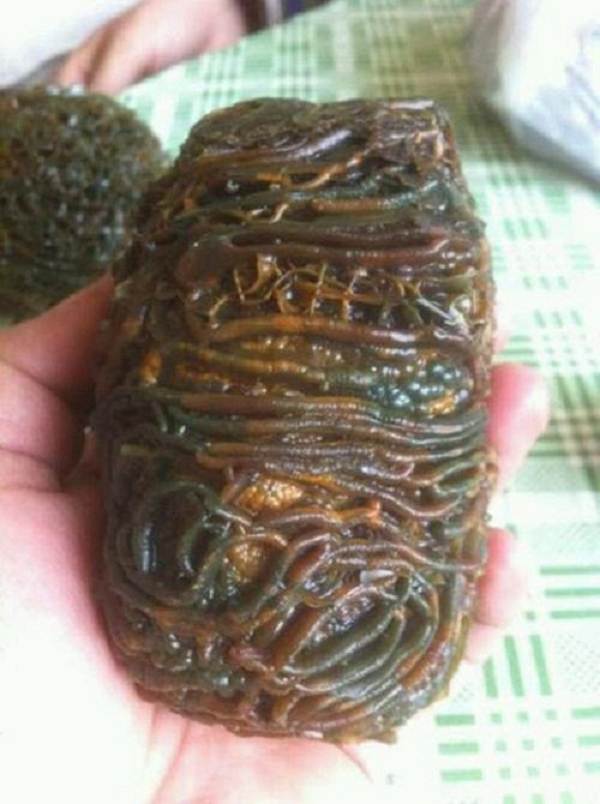 Nó không chỉ có giá trị lớn mà nó còn mang trên mình giá trị lịch sử. Đặc biệt, những viên đá càng có nhiều vân lúc nhúc càng đắt giá. Đá mã não Gobi Montenegro được tìm thấy và sản xuất chủ yếu ở rìa sa mạc Taklimakan, thuộc khu tự trị của dân tộc Duy Ngô Nhĩ Tân Cương.