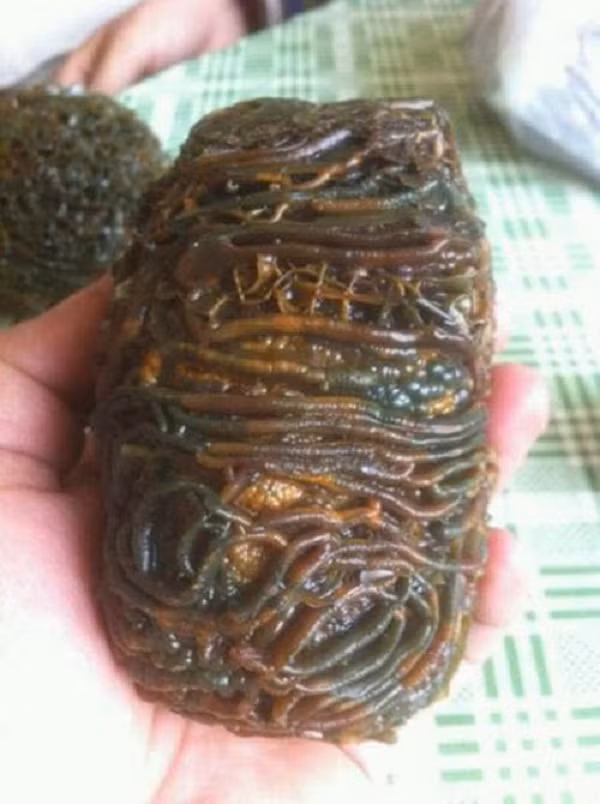 Nó không chỉ có giá trị lớn mà nó còn mang trên mình giá trị lịch sử. Đặc biệt, những viên đá càng có nhiều vân lúc nhúc càng đắt giá. Đá mã não Gobi Montenegro được tìm thấy và sản xuất chủ yếu ở rìa sa mạc Taklimakan, thuộc khu tự trị của dân tộc Duy Ngô Nhĩ Tân Cương.