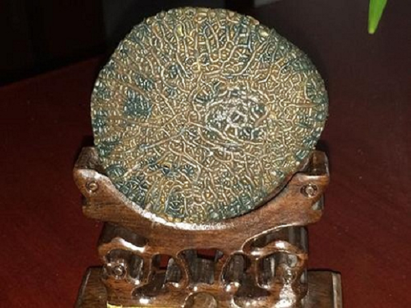 Từ một người bạn là chuyên gia địa chất, cuối cùng anh ta đã biết viên đá mình nhặt được thuộc loại đá mã não Gobi Montenegro - một loại đá quý được rất nhiều người săn lùng.