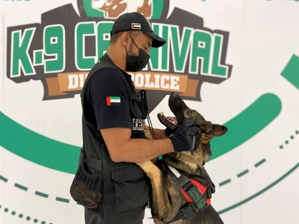 Các sân bay ở UAE là nơi đầu tiên trên thế giới thử dùng chó để phát hiện COVID-19 vào năm 2020. "Một lượng rất nhỏ mồ hôi được cho vào lọ. Sau đó chúng tôi đưa mẫu cho con chó ngửi... Mỗi lần nó ra tín hiệu đúng, chúng tôi sẽ thưởng cho nó một món ăn", Nasser al-Falasi, sĩ quan thuộc cảnh sát Dubai và là người giám sát chương trình huấn luyện chó tại trung tâm huấn luyện K9 ở vùng Awir của Dubai, cho biết.