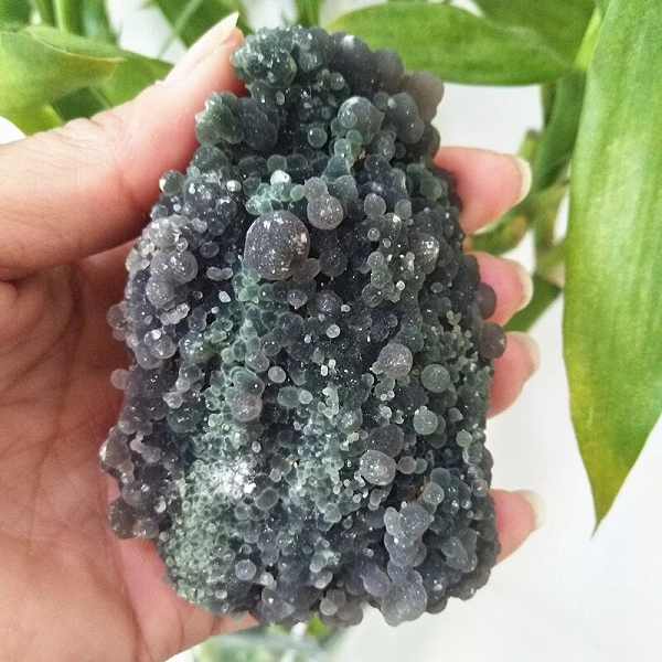 Sở dĩ nó có nhiều màu sắc như vậy là do kết quả của các tạp chất kim loại (như sắt, niken, đồng và titan) có trong quá trình kết tinh. Mời các bạn xem video: Khung cảnh thiên nhiên tuyệt đẹp tại các quốc gia ít dân nhất thế giới. Nguồn: VTC.