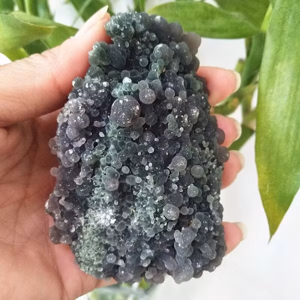 Sở dĩ nó có nhiều màu sắc như vậy là do kết quả của các tạp chất kim loại (như sắt, niken, đồng và titan) có trong quá trình kết tinh. Mời các bạn xem video: Khung cảnh thiên nhiên tuyệt đẹp tại các quốc gia ít dân nhất thế giới. Nguồn: VTC.