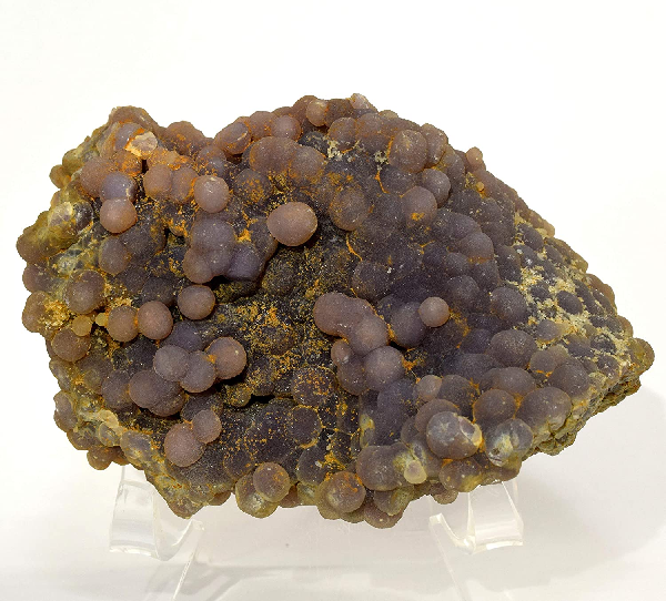 Đá Chalcedony có hầu hết các màu sắc khác nhau. Thông thường sẽ là màu trắng đến xám, xanh xám hoặc một số màu nâu, đôi khi đến gần như đen.