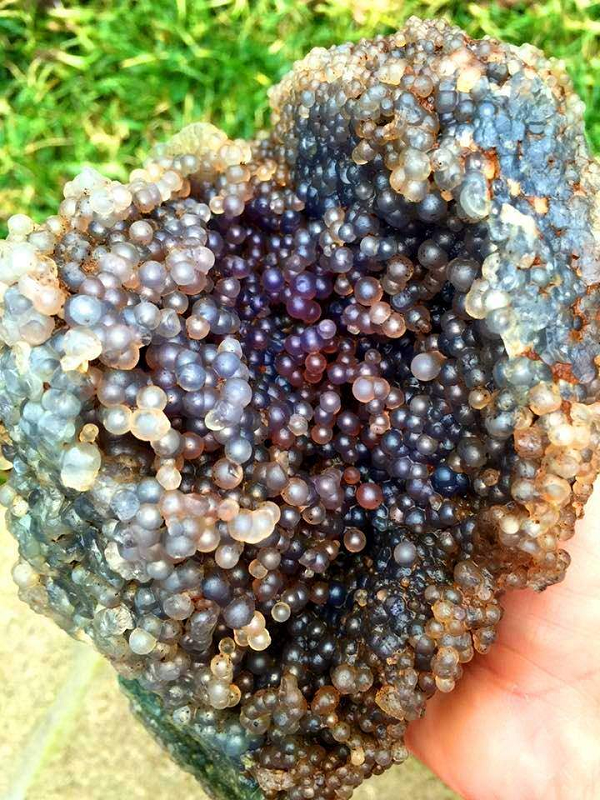 Có mặt trên thị trường từ năm 2016, đá mã não nho được rất nhiều người ưa chuộng vì vẻ ngoài đặc biệt và công dụng khó tin của nó.