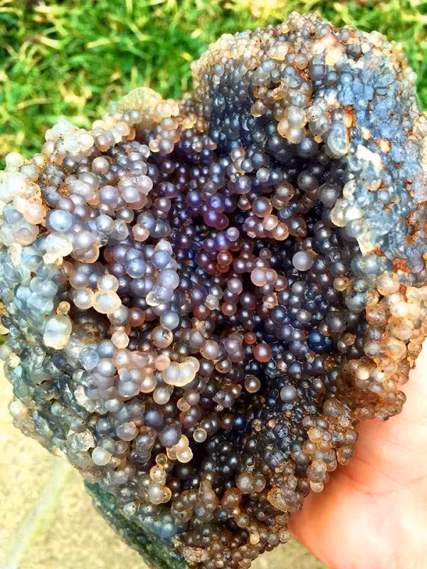 Có mặt trên thị trường từ năm 2016, đá mã não nho được rất nhiều người ưa chuộng vì vẻ ngoài đặc biệt và công dụng khó tin của nó.