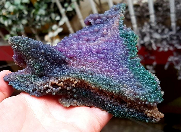 Những viên đá giá trị nhất có độ bão hòa màu sắc mạnh và các mảnh đặc biệt có độ trong mờ cao hoặc gần như trong suốt cũng có thể được mài thành mặt đá sử dụng trong dây chuyền hoặc mặt nhẫn.