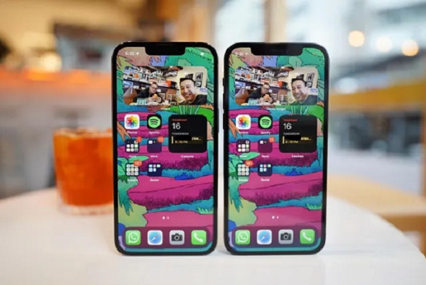 Thậm chí, dù đã lấy màn hình của hai chiếc iPhone 13 để đổi cho nhau nhưng máy vẫn báo lỗi. Đây được cho là cách mà Apple khuyến khích người dùng thay thế màn hình tại các Apple Store trung tâm sửa chữa uỷ quyền.