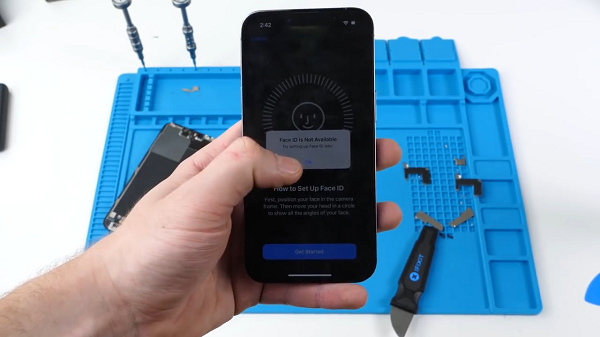 Và tất nhiên, iPhone 13 năm nay cũng không ngoại lệ. Trên các diễn đàn công nghệ, người dùng đang tỏ ra khá bức xúc vì: nếu thay màn hình iPhone 13 tại các trung tâm sửa chữa không phải của Apple, họ sẽ mất tính năng nhận diện khuôn mặt Face ID, mặc dù hai thành phần linh kiện này vốn chẳng có chút liên quan nào đến nhau.