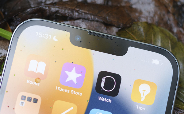 Điều đáng nói là điều này xảy ra ngay khi chiếc iPhone được thay thế màn hình chính hãng, được bóc tách từ một chiếc máy khác. Tài khoản YouTube Phone Repair Guru đăng video thử thay màn hình iPhone 13 và nhận thấy Face ID của máy không hoạt động nếu người dùng không sửa chữa chính hãng tại trung tâm bảo hành của Apple.