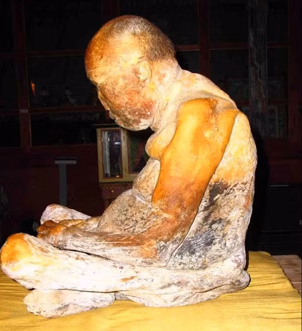 Sự huyền bí của thi hài thiền sư càng được công chúng quan tâm hơn khi người ta phát hiện một số hình ảnh CCTV tại tu viện Ivolginsky cho thấy vị Lạt Ma quá cố "thức giấc và di chuyển trong đêm".