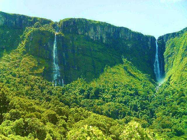 Hai con đập Osborne và Gokwe được xây dựng ở khu vực quanh núi cũng gặp phải những trở ngại. Nhiều vụ tai nạn kỳ quái, thiết bị trục trặc, và thời tiết xấu thường xuyên gây trở ngại cho các công nhân, đã có một số vụ công nhân xây dựng mất tích không để lại dấu vết.