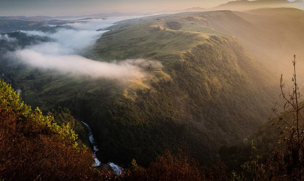 Bên cạnh đó, núi Nyangani còn được biết đến với những vụ mất tích đầy bí ẩn như trường hợp của Zayd Dada (31 tuổi), du khách người Zimbabwe gốc Ấn Độ dù sử dụng mọi biện pháp tìm kiếm nhưng không thu được kết quả.
