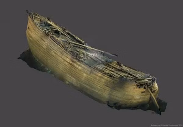 Đó không phải là một UFO, mà là một con tàu đắm trong trạng thái đáng sợ: nguyên vẹn một cách khó tin dù đã chìm tận 400 năm. Tàu ma tên "Thiên Nga" (Swan), đóng vào năm 1636, vẫn còn nguyên quốc huy Hà Lan.