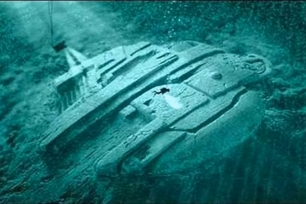 Đặc biệt hơn khi các thợ lặn tiến gần vật thể để quay phim, các thiết bị của họ bất ngờ tắt một cách bí ẩn nên càng khiến nhiều người nghi ngờ về nguồn gốc của vật thể lạ này.