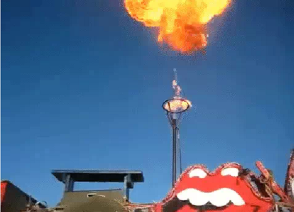 Nick Pope, từng là chuyên gia nghiên cứu UFO cho Bộ Quốc phòng, đã lên tiếng giải thích về hiện tượng này. "Một vòng tròn khói như vậy sẽ xuất hiện khi khói được nhả ra từ một chiếc khuôn hình tròn, chẳng hạn như ống khói nhà máy vậy..."