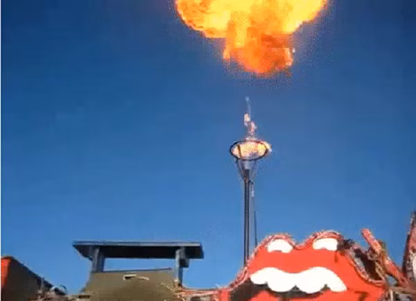 Nick Pope, từng là chuyên gia nghiên cứu UFO cho Bộ Quốc phòng, đã lên tiếng giải thích về hiện tượng này. "Một vòng tròn khói như vậy sẽ xuất hiện khi khói được nhả ra từ một chiếc khuôn hình tròn, chẳng hạn như ống khói nhà máy vậy..."