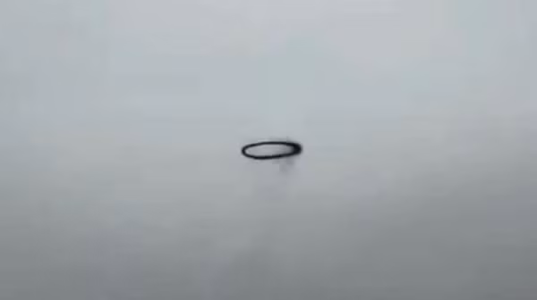 Một số người cho rằng đây chỉ là một cột khói bình thường, nhưng nhiều người phản bác rằng khói sẽ không đặc cũng như có hình dạng cụ thể như vậy.