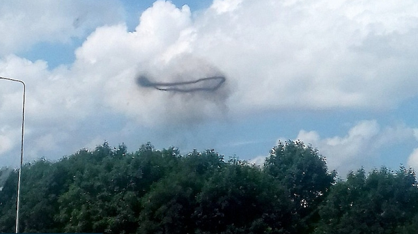 "Nó trông giống như một đám mây màu đen. Chúng tôi thấy nó lúc khoảng 16 giờ. Nó biến mất như làn khói, nhưng hoàn toàn không có mùi gì cả", một người dân Shortandy cho biết.