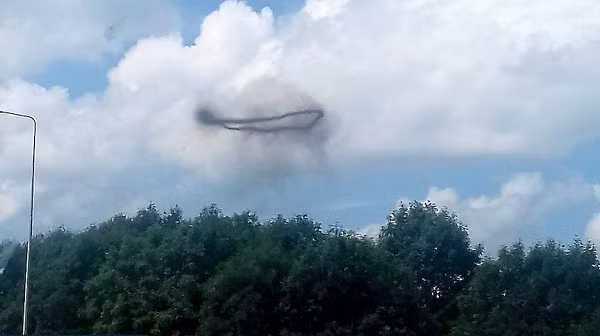 "Nó trông giống như một đám mây màu đen. Chúng tôi thấy nó lúc khoảng 16 giờ. Nó biến mất như làn khói, nhưng hoàn toàn không có mùi gì cả", một người dân Shortandy cho biết.