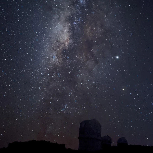 Theo Max Weinbach, tính năng chụp ảnh thiên văn này còn có thể được kích hoạt tự động khi người dùng hướng camera iPhone 13 lên bầu trời. Sở dĩ có khả năng này là nhờ một cảm biến đặc biệt tự động nhận diện khung cảnh trời đêm với trăng và sao; sau đó chuyển sang chế độ chụp thiên văn. Điều này sẽ giúp quá trình thao thác đơn giản hơn.
