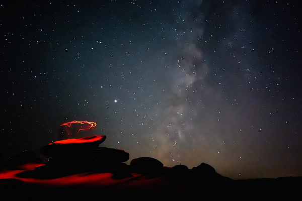 Hay nói cách khác, iPhone 13 sẽ có thêm tính năng chụp ảnh thiên văn. Đây là loại ảnh có khả năng bắt trọn toàn bộ khung cảnh bầu trời đêm bao gồm những vì sao và mặt trăng.