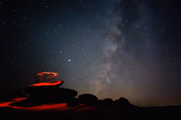 Hay nói cách khác, iPhone 13 sẽ có thêm tính năng chụp ảnh thiên văn. Đây là loại ảnh có khả năng bắt trọn toàn bộ khung cảnh bầu trời đêm bao gồm những vì sao và mặt trăng.