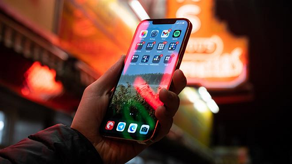 Bên cạnh tính năng chụp ảnh thiên văn, chế độ ban đêm trên iPhone sẽ có thuật toán mới cho phép phân tích cấu trúc ảnh để xóa các bóng mờ khi có ánh đèn phản chiếu.