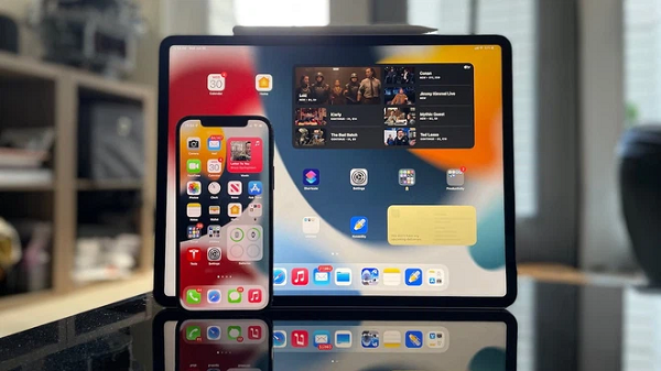 App Privacy Report là chức năng cho phép người dùng biết được các ứng dụng sử dụng quyền cấp phép truy cập để làm gì và đã lấy những thông tin nào. Đầy đủ chức năng báo cáo quyền riêng tư sẽ chỉ được ra mắt vào cuối năm nay. Hiện tại, người dùng có thể tự tải về tập tin .json để đọc dữ liệu thô nếu có hiểu biết về cấu trúc dữ liệu.