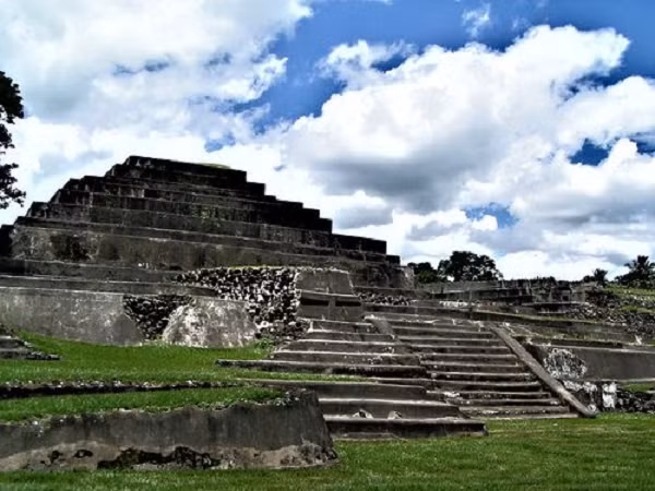 Cuộc khai quật đã hé lộ ra những chi tiết nguyên vẹn và vững chắc của kim tự tháp, bao gồm cầu thang và những lối đi ngầm còn nguyên vẹn dẫu đã bị thời gian tàn phá sau 1.500 năm.