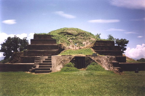 Người Maya đã sử dụng tro và đá nguội từ núi lửa, trộn với đất để xây nên nền móng vững chắc cho kim tự tháp được đặt tên là Campana, thiết kế chính xác theo phong cách kim tự tháp Maya.