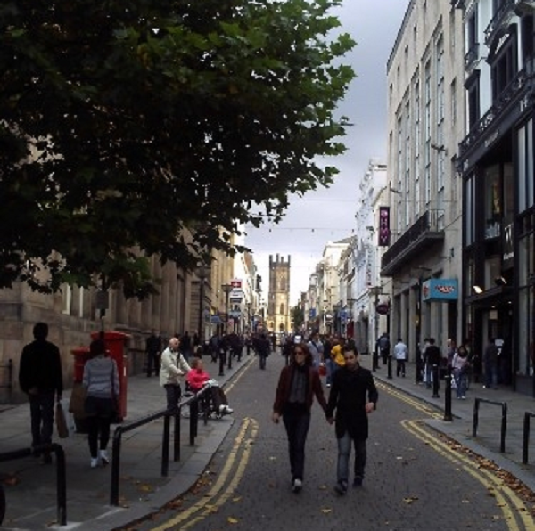 Hắn nhìn thấy những chiếc xe ô tô cổ trên đường và mọi người ăn mặc rất kỳ lạ. Hắn nhìn vào một tờ báo và thấy số báo ghi năm 1967. Hắn ta vội vã chạy lên con phố Ranelagh và phát hiện ra mình đã trở lại năm 2006, mặc dù hắn vẫn có thể nhìn vào quá khứ khi trông xuống con phố phía dưới.