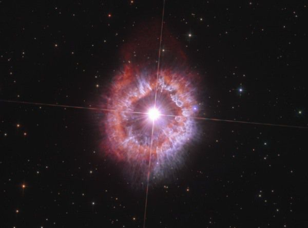 Ngôi sao khổng lồ AG Carinae trông như một con mắt quỷ từ vũ trụ, nó được coi là "vật thể quý hiếm" của vũ trụ, đang ở giữa cuộc giằng co giữa lực hấp dẫn khổng lồ và bức xạ để tránh hiện tượng tự hủy diệt.