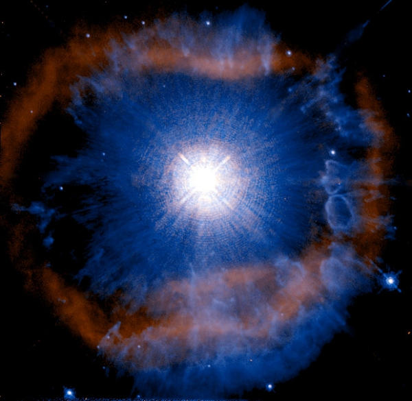 Phần tinh vân này rộng tới 5 năm ánh sáng, bằng khoảng cách từ Trái Đất đến "hệ mặt trời khác" gần nhất. Tinh vân này đã tồn tại tận 10.000 năm và là một lớp vỏ rỗng chứa nhiều khí và bụi.