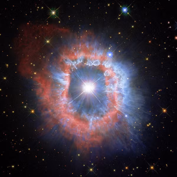  Ngôi sao khổng lồ AG Carinae còn có tên khác là HD 94910 này đã vài triệu năm tuổi, nằm cách Trái Đất 20.000 ánh sáng và thuộc chòm sao Carina.