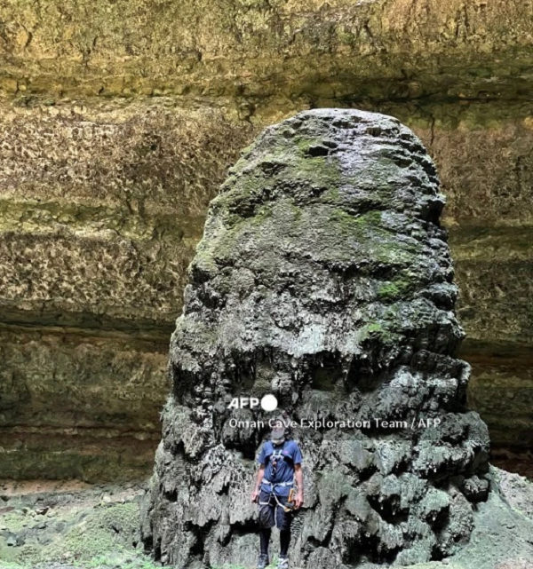 Giáo sư Mohammed al-Kindi cho biết: "Chúng tôi đã thu thập các mẫu nước, đá, đất và một số xác động vật chết nhưng vẫn chưa đưa toàn bộ mẫu đi phân tích. Chúng tôi nhận thấy có rất nhiều thứ kỳ lạ bên trong, thậm chí cũng ngửi thấy mùi gì đó. Đó thực sự là một trường hợp bí ẩn".