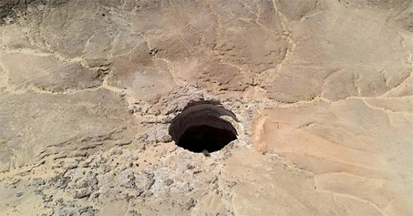 Nằm trên sa mạc cách thủ đô Sanaa của Yemen 1.300 km, giếng địa ngục Barhout đã thu hút sự chú ý của các nhà khoa học và những người ưa khám phá trong một thời gian dài.
