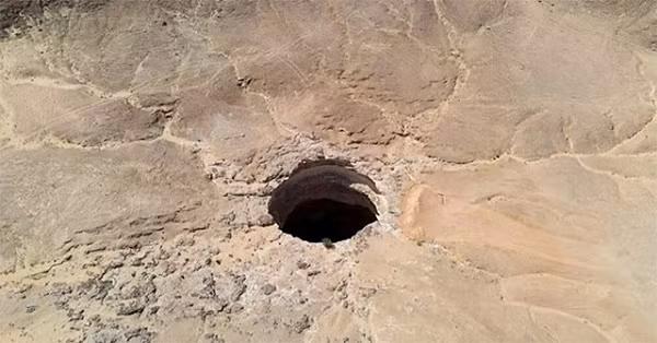 Nằm trên sa mạc cách thủ đô Sanaa của Yemen 1.300 km, giếng địa ngục Barhout đã thu hút sự chú ý của các nhà khoa học và những người ưa khám phá trong một thời gian dài.
