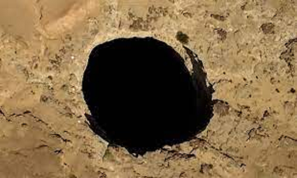 Hố khổng lồ được người dân địa phương đặt tên là "Giếng địa ngục" rộng 30 mét và sâu từ 100 đến 250 mét. Người dân địa phương tránh đến gần nó vì cho rằng chứa đầy ma quỷ.