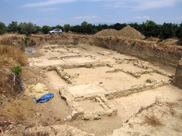 Nhà văn Hy Lạp Pausanias đã miêu tả lại cảnh tượng trận động đất kinh hoàng đã phá hủy thành phố Helike trong một đêm. Ngoài các văn tự Hy Lạp cổ, không có dấu hiệu gì cho thấy thành phố này đã từng tồn tại cho đến khi một nhà khảo cổ phát hiện đồng tiền Helike có chạm khắc hình đầu thần Poisedon. Tuy nhiên, sự hiện diện của nó đến nay vẫn là một ẩn số trong lịch sử nhân loại.