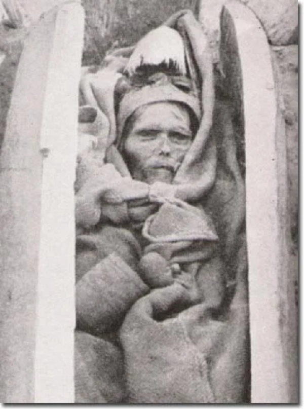 Trong một cuộc khai quật bên dưới lưu vực Tarim phía tây Trung Quốc, các nhà khảo cổ đã phát hiện ra hơn 100 xác ướp có tuổi thọ hơn 2.000 năm. Tuy nhiên, xét nghiệm DNA cho thấy xác ướp này mang bộ gen của người châu Âu. Đến nay vẫn chưa có lời giải thích nào về nguyên nhân tại sao những người này lại xuất hiện ở đây.