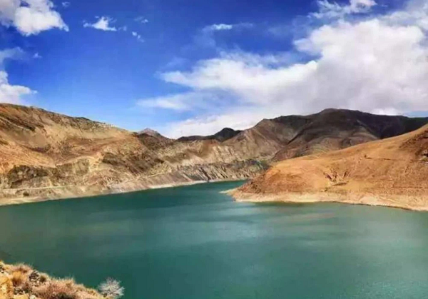 Vào một đêm, một tiếng động lớn phát ra đã khiến người dân thất kinh. Sau đó, hồ Trác Mộc Lạp Tháp cũng biến mất một cách bí ẩn trong vòng vài ngày sau đó.