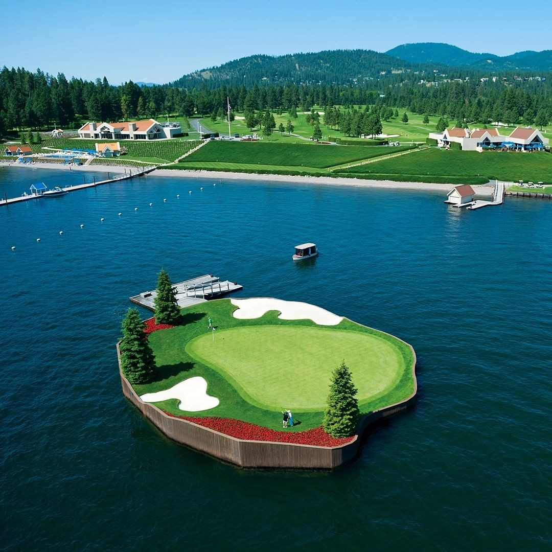 Những người yêu golf đều bị mê mẩn khi đến Coeur d’Alene Resort Golf Course. Các golfer được tận hưởng mùi thơm nhẹ của gỗ thông bao phủ dọc sân golf. Họ có thể vừa chơi golf trên mặt hồ mênh mông sóng nước vừa ngắm nhìn khung cảnh thiên nhiên yên bình.